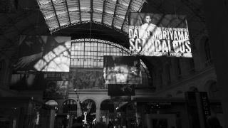 la consécration; exposition dans l'espace public, sur le parvis et dans le hall de la gare; dialogue entre les peintures pompiers, les écrans d'informations, les caméras de surveillance, les enseignes commerciales, la vie trépidante d'une grande gare et la structure du bâtiment, le tout contre dit ou souligné par le propos intimiste et contestataire des photos